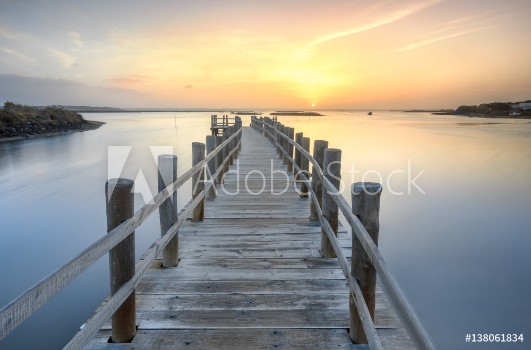 Image de Morning sunrise over the dock